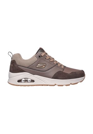 Brązowy i beżowy sneaker Skechers z przodu na sznurowadła, z miękkim kołnierzem, widoczną poduszką powietrzną w białej podeszwie oraz teksturowaną podeszwą zapewniającą przyczepność.