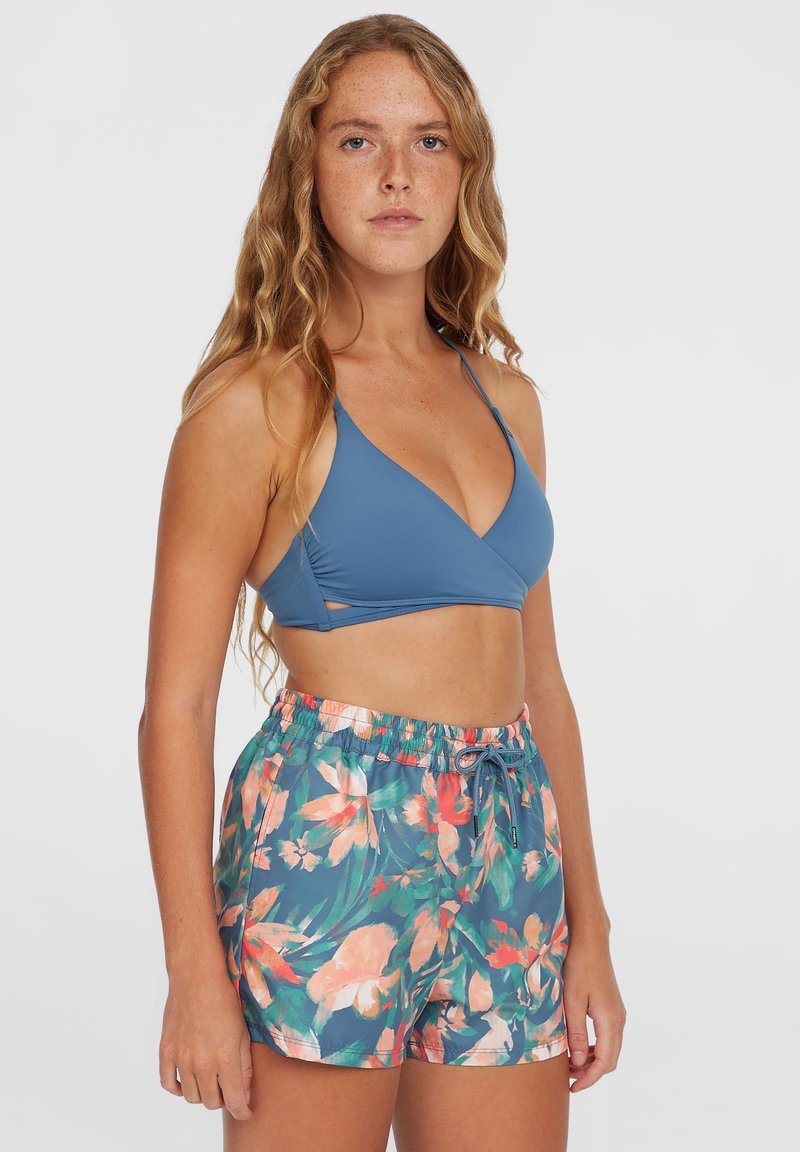 Bikini bleu à tri-top associé à un short coloré à motif floral. Le short présente une taille élastique avec cordon de serrage. Tissu doux et léger.