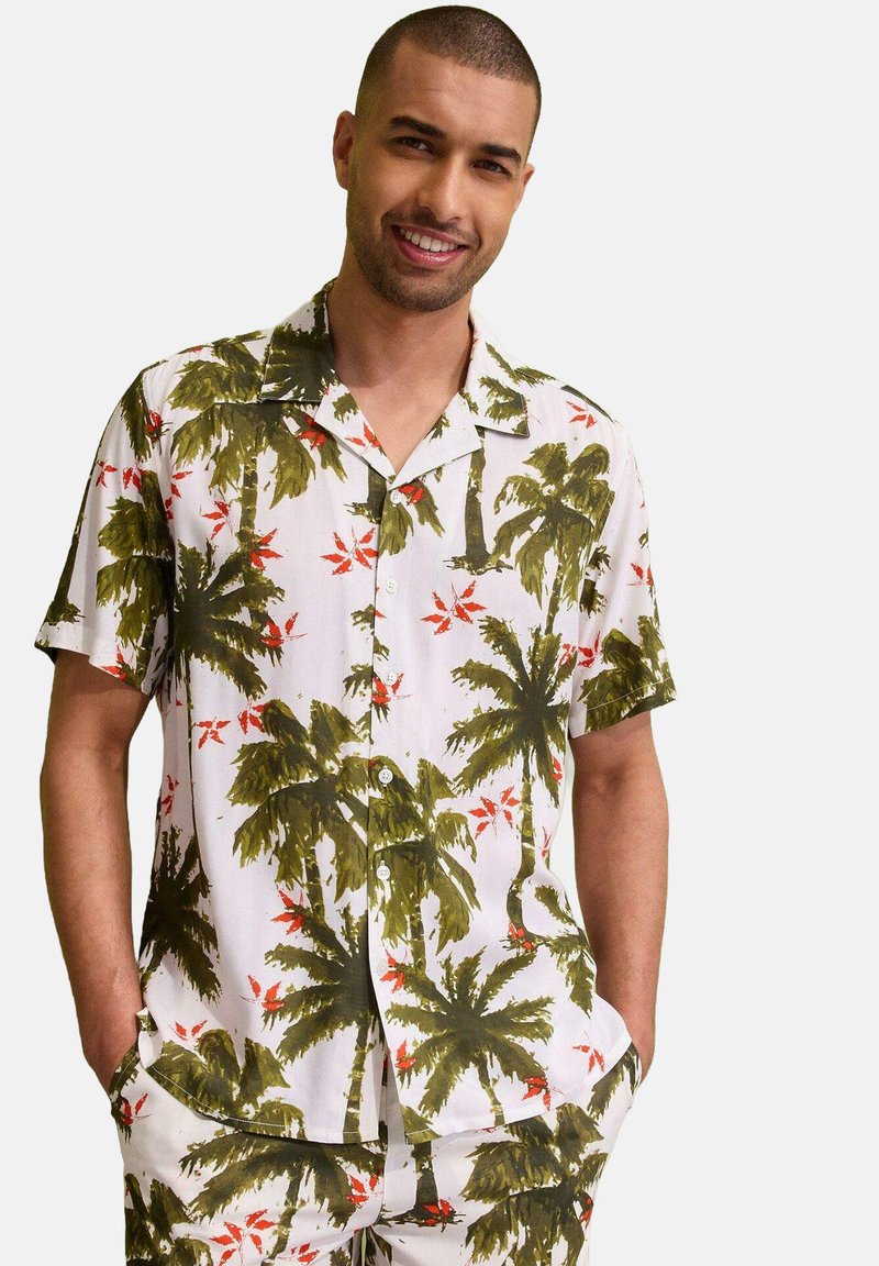 Camicetta a maniche corte in tessuto bianco con stampe di palme verdi e fiori rossi, bottoni e vestibilità rilassata, abbinata a pantaloni corti coordinati.