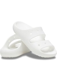 Zoccoli bianchi Crocs con doppie cinghie larghe, fori di ventilazione circolari e una soletta texturizzata. Realizzati in materiale leggero con suola in gomma.
