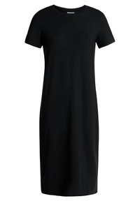 Svart kortärmad klänning, knälång, tillverkad av glatt tyg med rund halsringning och en enkel, rak siluett. Inga synliga mönster eller accenter.