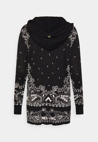Sudadera negra con capucha y patrón de paisley blanco, de manga larga y con dobladillo curvado. Presenta un cordón y un acento decorativo dorado en la capucha.