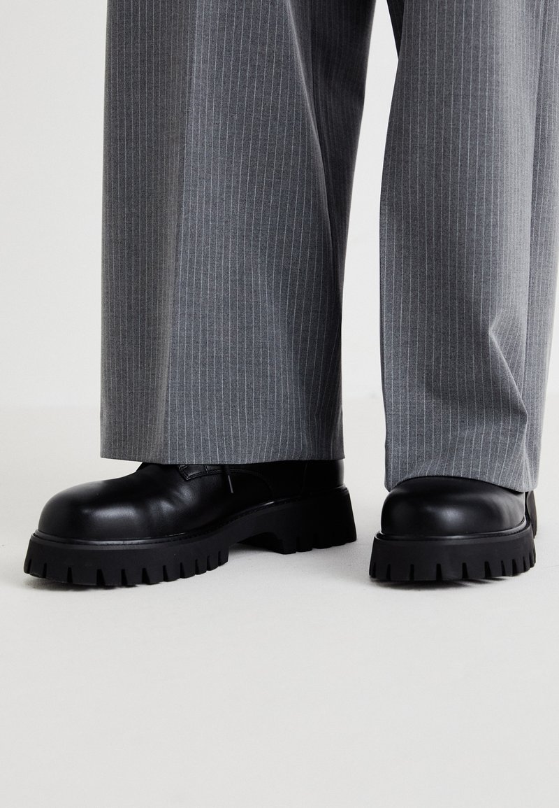 Koi Footwear Veterschoenen zwart