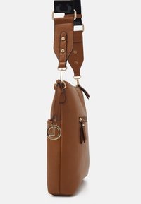 Borsa a tracolla in pelle marrone con hardware dorato, tasca frontale con zip e tracolla regolabile con dettaglio in tessuto nero.