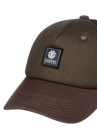 Casquette avec une couronne en tissu vert foncé et un bord marron. Présente un label carré noir avec le mot "ELEMENT" et un logo d'arbre.