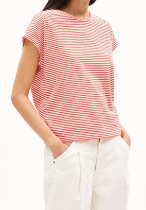 T-shirt à manches courtes à rayures rouges et blanches avec un col rond, associé à un pantalon plissé de couleur claire. Coupe décontractée, matière douce.