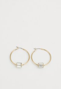 Boucles d'oreilles en or en forme de créole avec des accents rectangulaires transparents à la base. Les créoles sont lisses et rondes avec une finition polie.