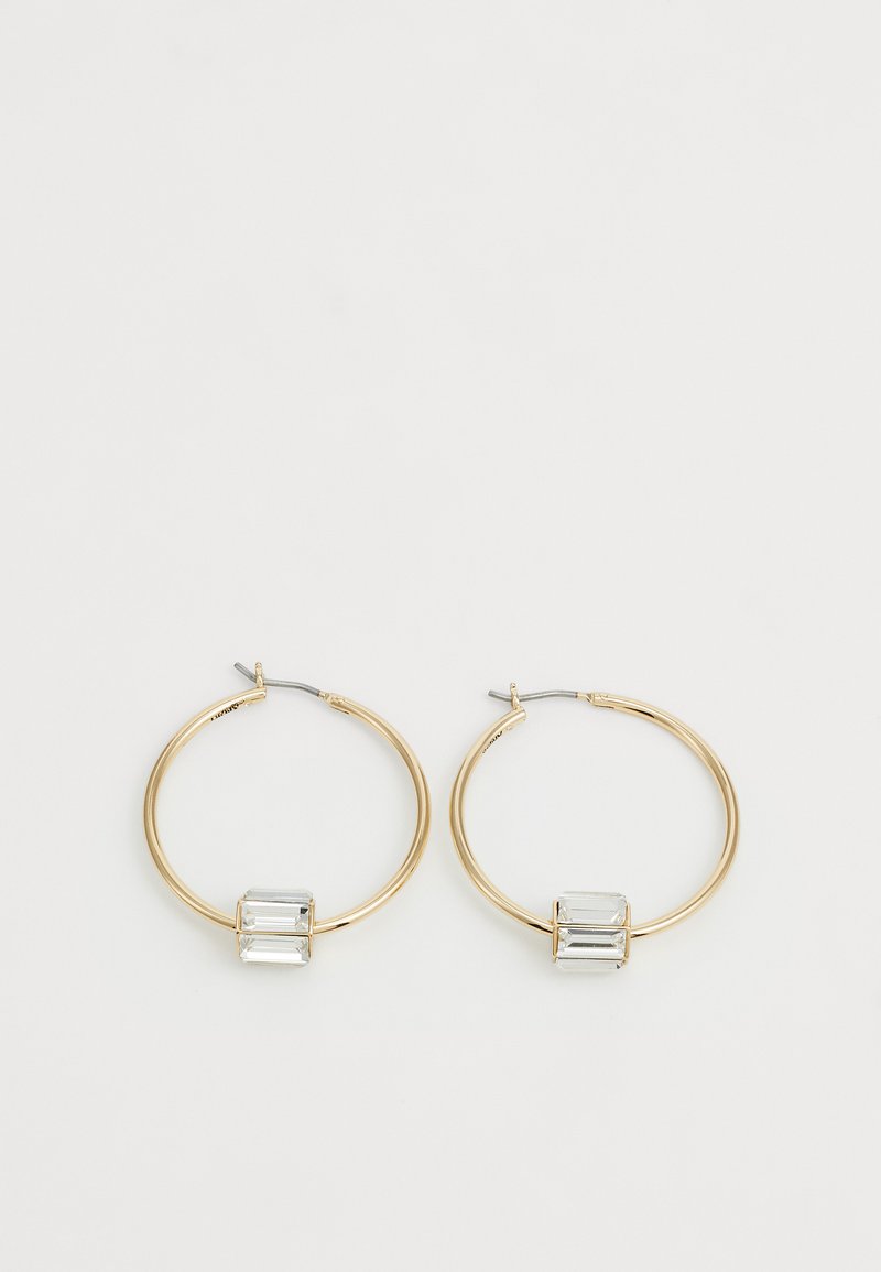 Boucles d'oreilles en or en forme de créole avec des accents rectangulaires transparents à la base. Les créoles sont lisses et rondes avec une finition polie.