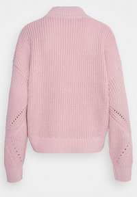 Różowy sweter dzianinowy o skróconym kroju, z prążkowanym kołnierzem i teksturowanym wzorem. Wycięcia na rękawach dodają wizualnego zainteresowania.