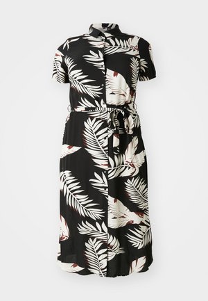 Fekete gombos ruha, fehér és bordó trópusi levélmintával, rövid ujjú, derékon megkötő övvel és lágy, folyó szabással.