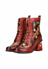 Botines de tobillo de patrón floral rojo con un exterior de cuero liso, cierre de cordones en la parte delantera y un tacón alto decorativo y con patrón.