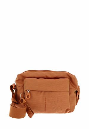 Sac d'épaule en tissu texturé orange avec fermeture éclair sur le dessus, poche avant et sangle réglable. Présente une empreinte de logo subtile.