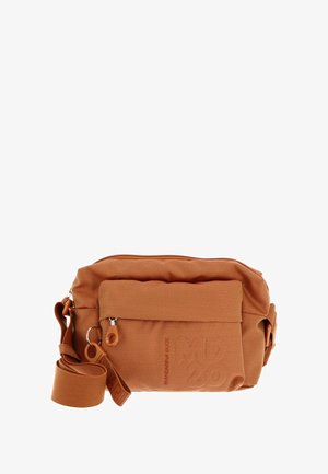 Sac d'épaule en tissu texturé orange avec fermeture éclair sur le dessus, poche avant et sangle réglable. Présente une empreinte de logo subtile.