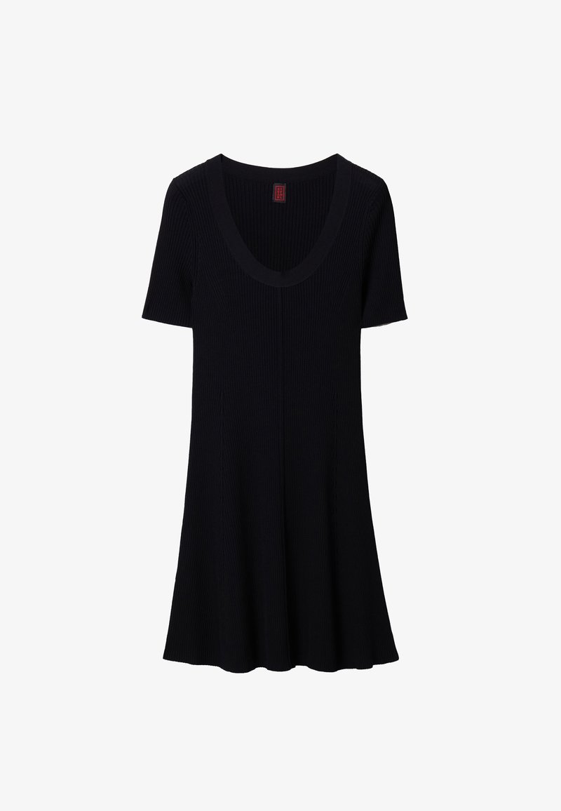Robe en maille côtelée noire avec manches courtes et encolure dégagée profonde, s’évasant légèrement vers l’ourlet.