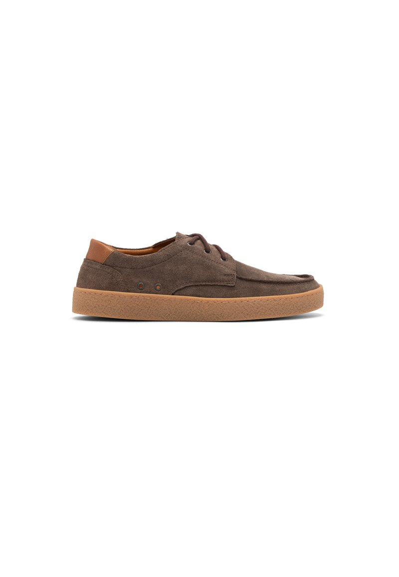 Braune Wildlederschuhe mit einer glatten, hellbraunen Lederferse. Sie verfügen über runde Schnürsenkel, eine strukturierten Gummisohle und ein minimalistisches Design.