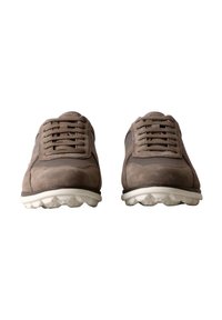Scarpe sportive in suede grigio con punta arrotondata, dettagli in tessuto, chiusura con lacci e suola in gomma bianca leggera con motivi testurizzati.