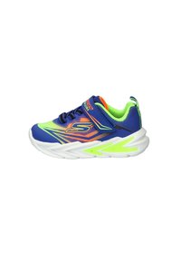 Scarpa sportiva blu e verde neon con tomaia in rete, dettagli sintetici, suola texture e cinturino regolabile, caratterizzata da elementi di design vivaci.