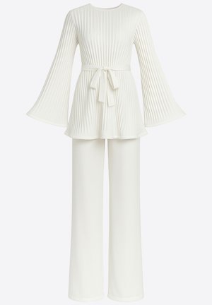 Conjunto blanco de dos piezas que incluye un top acanalado con mangas largas campana y un lazo en la cintura, combinado con pantalones de pierna ancha. Textura suave en toda la prenda.