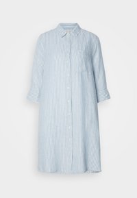 Robe chemise bleu clair mi-longue à rayures verticales blanches, manches longues, boutons sur le devant, col et poche poitrine.