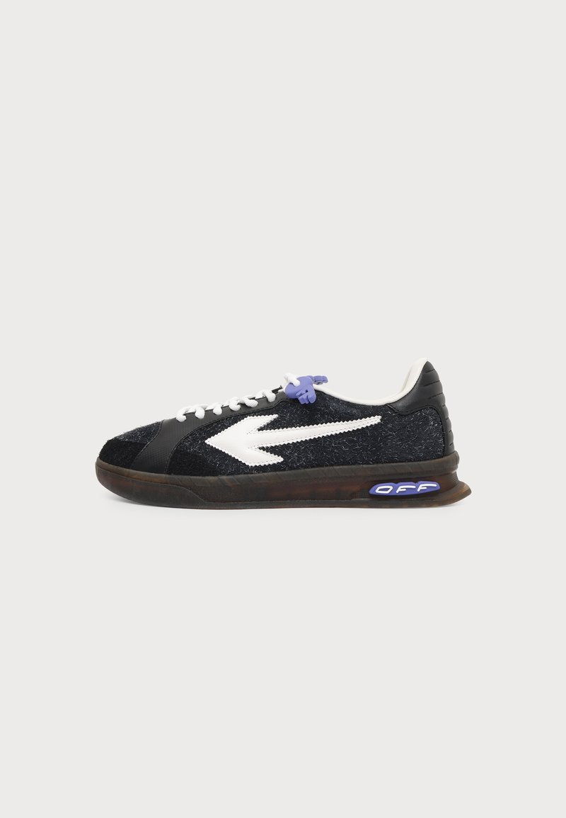 Baskets basses noir et blanc avec une grande flèche blanche sur le côté, lacets blancs avec un détail violet et texte "OFF" sur la semelle.