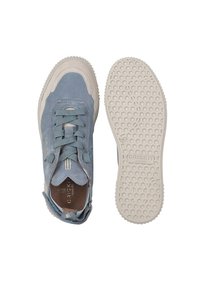 Sneaker blu in pelle scamosciata con suola beige testurizzata, punta arrotondata e cuciture a contrasto. Presenta chiusura con lacci e dettagli del marchio sul lato.