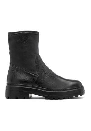 Bottine noire en cuir avec une finition texturée, bout arrondi et semelle épaisse. Dotée d'une fermeture éclair sur le côté pour un enfilage facile.