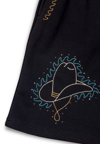 Zwarte stof met kleurrijke borduursels van een hoed omringd door blauwe golven,accentueert met gele en witte stiksels. Kleine stippen versieren het ontwerp.