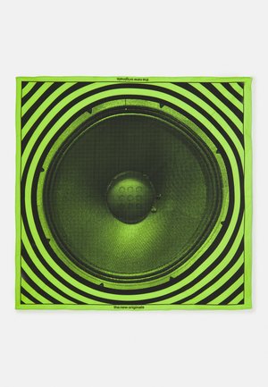 Πράσινη μαντίλα με μεγάλο γραφικό μαύρου ηχείου, με βορινές μαύρες ρίγες, υφή και εκτυπωμένο λογότυπο κατά μήκος της άκρης.