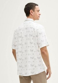 Korte mouwen, wit patroonshirt met palmbomen en strandmotieven, met een ontspannen pasvorm en zachte, lichte stof.