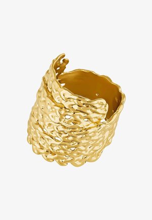 Anillo de oro texturizado con un diseño en espiral que presenta patrones entrelazados, superficie lisa y bordes irregulares, creando un efecto dimensional.