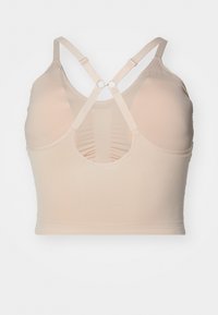 Beige crop top laget av glatt stoff med kryssryggstropper, med et sirkulært utsnitt og rynket frontdetalj.