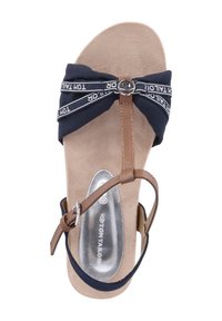 Sandalo in tessuto blu navy con fiocco, cinturino beige e fibbia argentata. Soletta simile al suede con il marchio "Tom Tailor" nella soletta. Suola piatta.