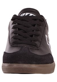 Czarne buty sportowe z gładką skórzaną cholewką, zamszowymi akcentami, płaskimi czarnymi sznurowadłami i gumową podeszwą. Posiadają logo blisko języka.