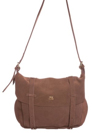 Bruine leren crossbodytas met verstelbare riem en twee voorriemen, met klein gouden "mia louise" logo op de klep.