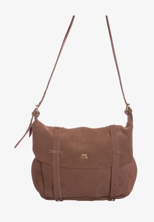 Bruine leren crossbodytas met verstelbare riem en twee voorriemen, met klein gouden "mia louise" logo op de klep.