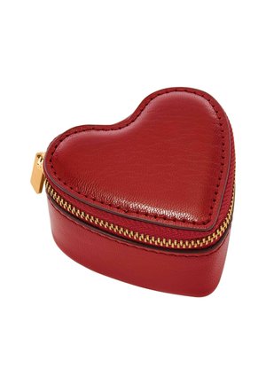 Czerwone etui w kształcie serca z teksturowaną powierzchnią. Posiada złoty zamek błyskawiczny oraz przeszycia wzdłuż krawędzi. Kompaktowy design.