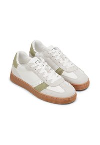Weiße Sneakers mit grünen Wildlederakzenten und einer braunen Gummisohle, ausgestattet mit Schnürsenkeln und perforierten Details an den Seiten.