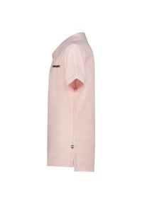 Polo shirt corto a maniche corte di colore rosa chiaro con colletto, piccola fessura laterale e piccolo tag con la bandiera italiana vicino all'orlo, visto di lato.