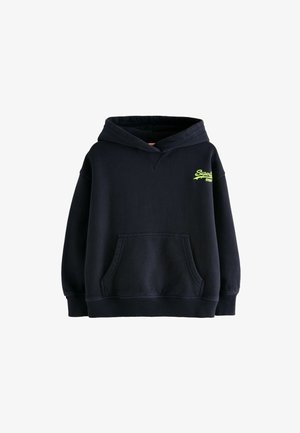 Marineblauwe hoodie gemaakt van zacht stof, met een voorzak en een neon groene logo op de linkerborst. Verstelbare trekkoorden bij de kap.