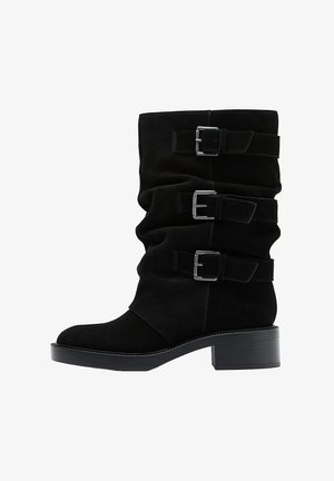 FEATURING A SLEEK BUCKLE DETAIL  - Kovbojské/motorkářské kotníkové boty - black