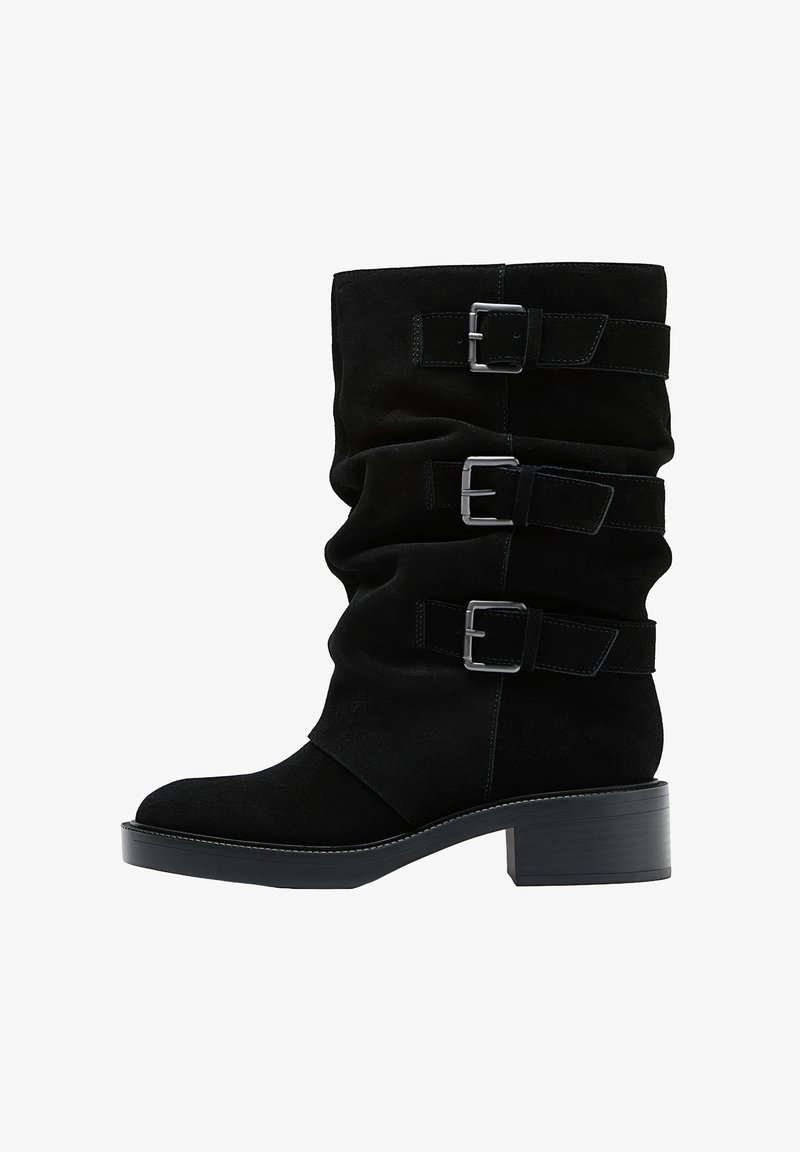 Črne semiš kolenjske škornje z tremi sponkami, ohlapen dizajn, zaobljen toe in debel črn pet.