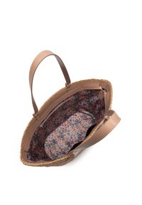 Sac cabas en paille tressée ouverte avec des anses en cuir marron clair et une doublure en tissu floral comportant une poche zippée à l'intérieur.