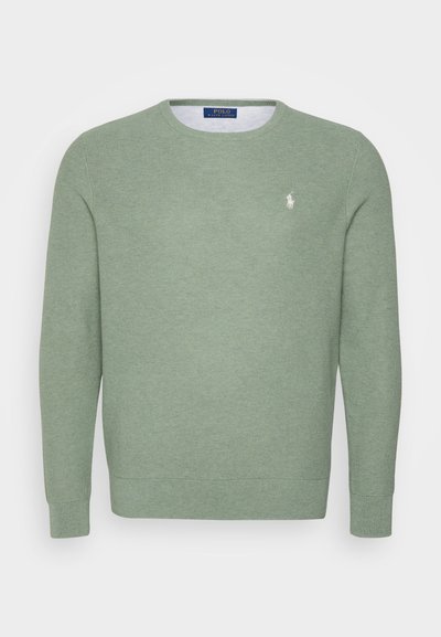 Πράσινο ελαφρύ πλεκτό πουλόβερ με στρογγυλή λαιμόκοψη, μακριά μανίκια και μικρό κεντημένο λογότυπο στο αριστερό στήθος. Υφή με μοτίβο σε όλο το ύφασμα.