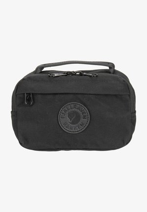Borsa da toilette in tessuto nero con forma rettangolare, dotata di una maniglia superiore, doppie chiusure a zip e un logo rotondo in rilievo sulla parte anteriore.