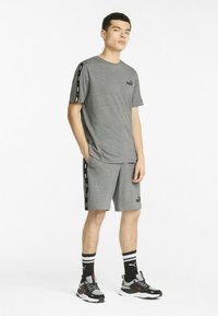 Puma TAPE TEE - Camiseta estampada - medium gray heather