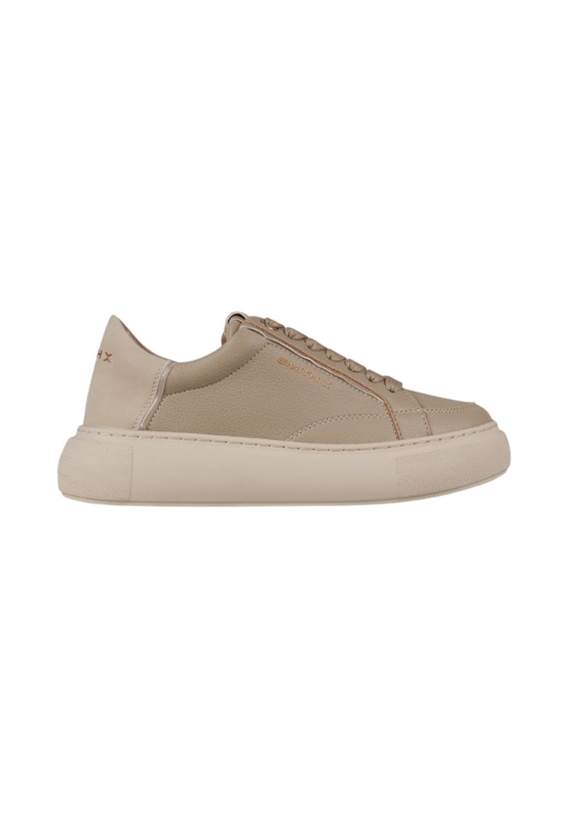 Sneakers in pelle beige con una superficie liscia, punta rotonda, suola piatta e cuciture tono su tono. Presentano sette fori per i lacci e un marchio sul lato.