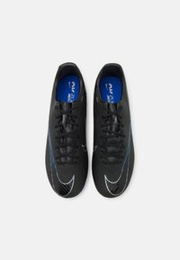 Zwarte voetbalschoenen met een gestructureerd oppervlak, voorzien van blauw en witte accenten, een ronde neus en een vetersluiting.
