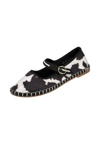Zapato tipo Mary Jane plano con estampado de vaca en blanco y negro, ribete negro, correa con hebilla y detalle de costura en la suela, sobre fondo blanco.