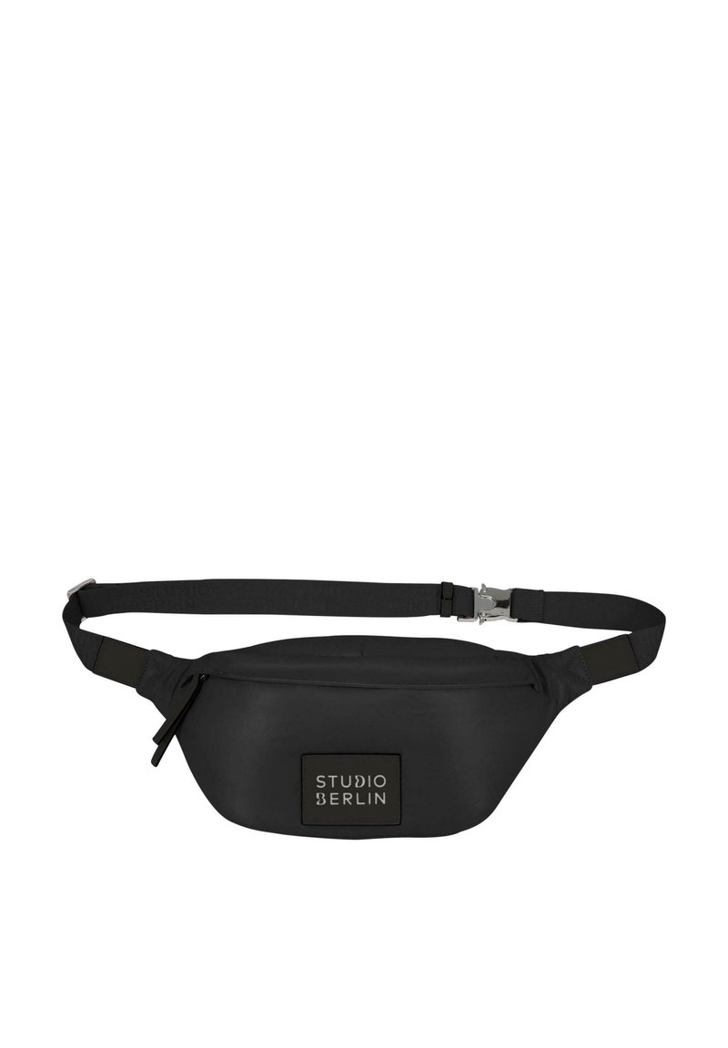 Fekete övtáska sima, vízálló anyagból, téglalap alakú testtel, állítható pánttal és elülső logóval.