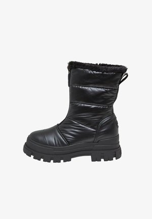 Bottes isolantes noires avec un design matelassé, une garniture en fausse fourrure et une semelle en caoutchouc texturée avec une bande de roulement profonde pour une meilleure traction.